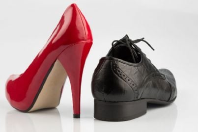 scarpe da uomo e da donna concetto di paritÃ  e uguaglianza