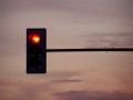 Multa passaggio semaforo rosso: non vale se il rilevamento avviene di notte
