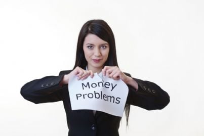 donna strappa foglio con scritto problemi soldi