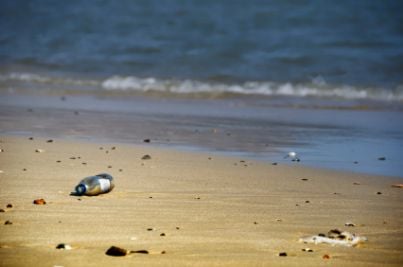 Se Le Canne Da Pesca Disturbano I Bagnanti Sulla Spiaggia Il Pescatore E Soggetto A Sanzioni