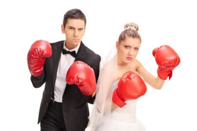 sposi arrabbiati con guantoni da boxe