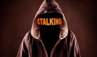 uomo incappucciato concetto di stalking