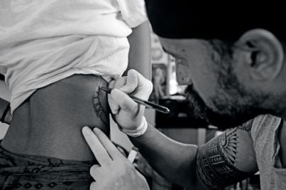 tatuatore che disegna tatuaggio