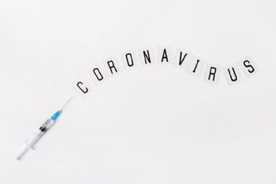siringa con vaccino coronavirus